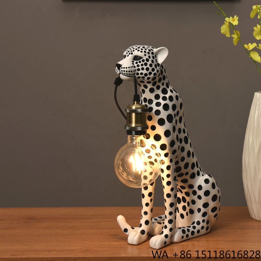 Resin Art Lamp - ประติมากรรมเรซินรูปเสือดาวศิลปะสมัยใหม่ ของตกแต่งบ้านสุดหรู รูปปั้นเสือชีตาห์พร้อมโคมไฟตั้งโต๊ะสำหรับโรงแรม สำนักงาน และห้องนั่งเล่น